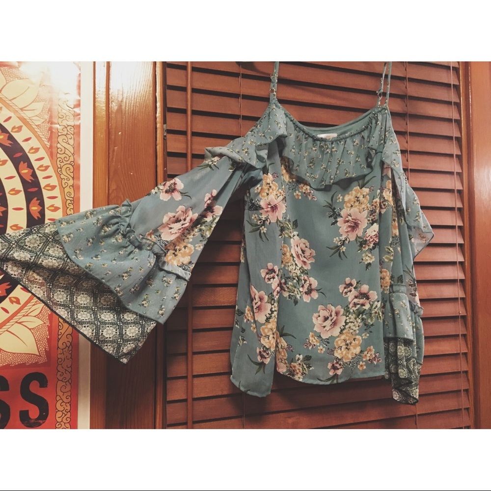 !SOLD!Floral Cold Shoulder ✨